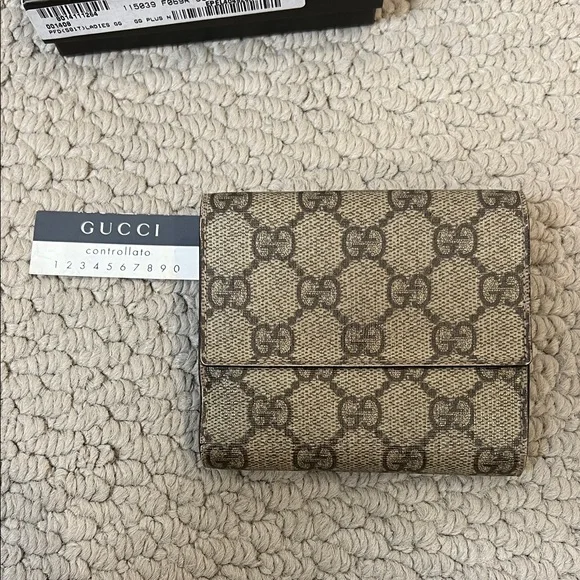 Gucci Women’s GG Beige and Burgundy Wallet - Picture 4 of 11